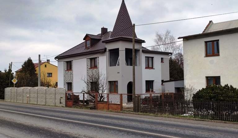 Černá přístavba - třetí věž v Církvici