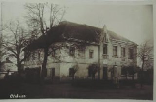 Historická pohlednice patrové budovy v Církvici