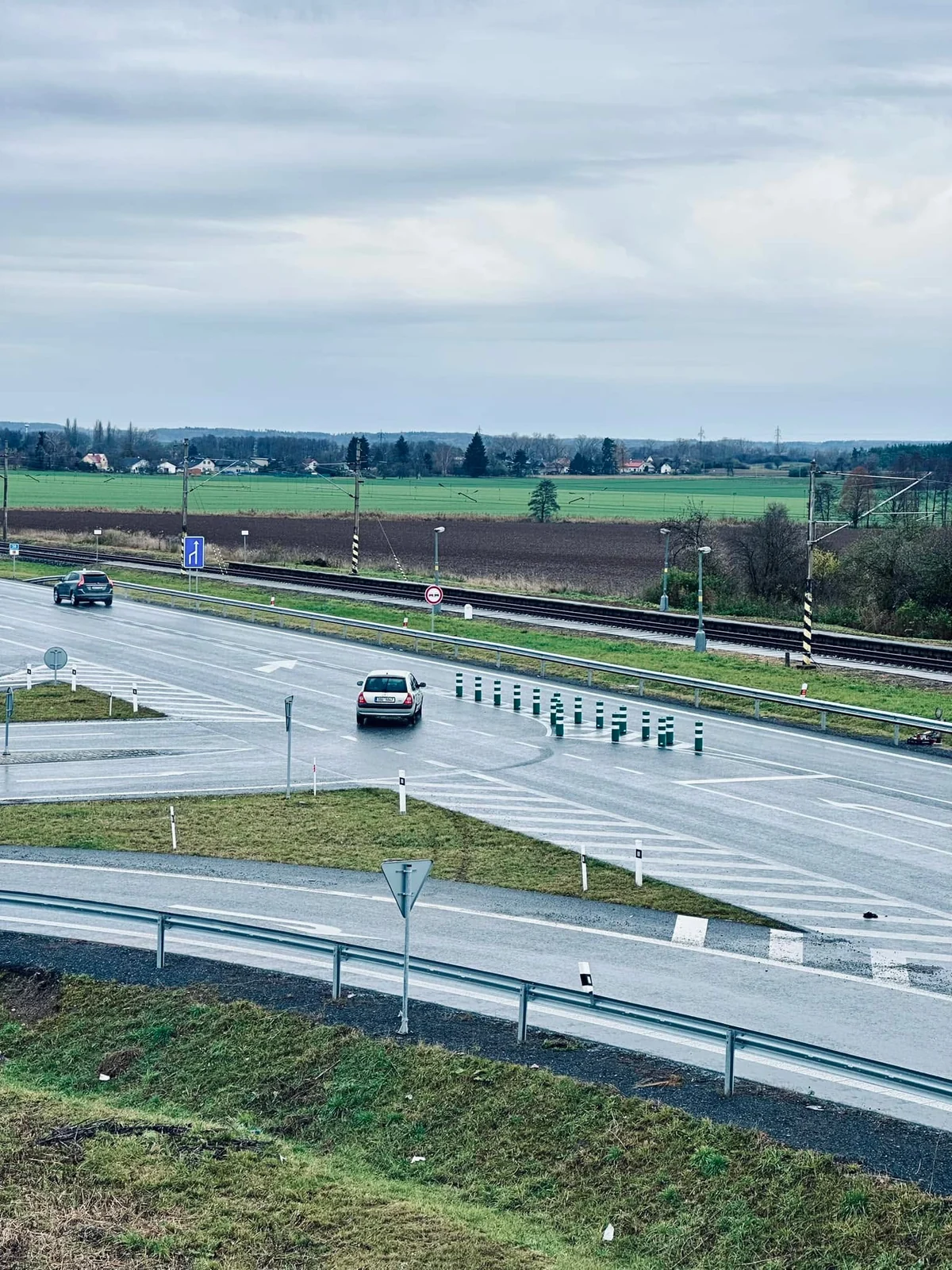 Bezpečnostní balisety na křižovatce u Církvice