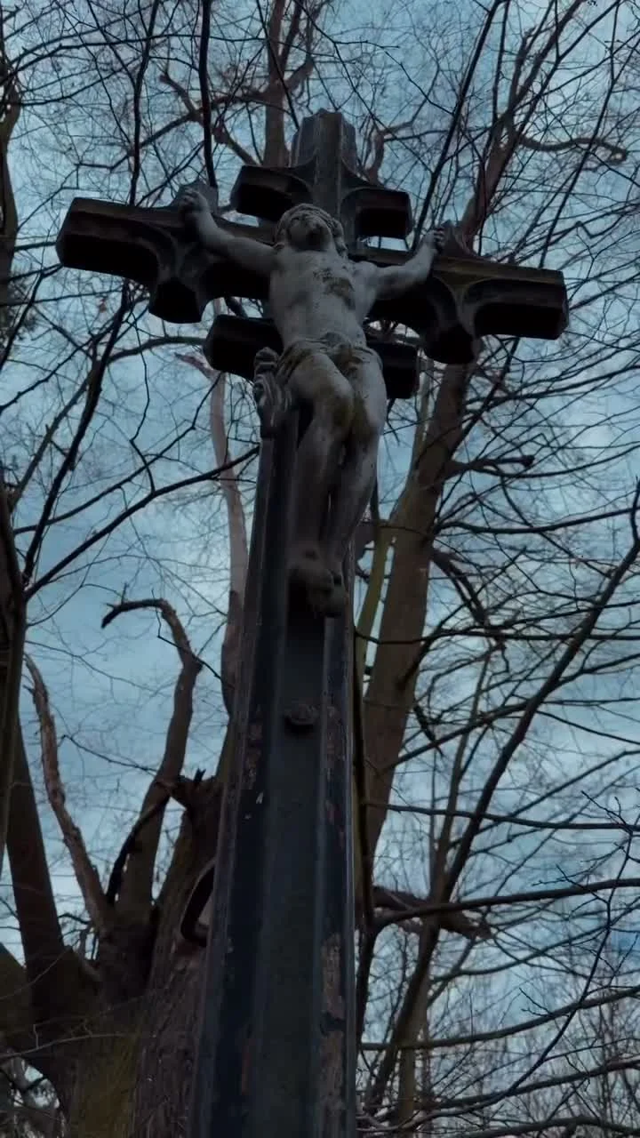 Detail historického kříže, jehož okolí spolek revitalizoval