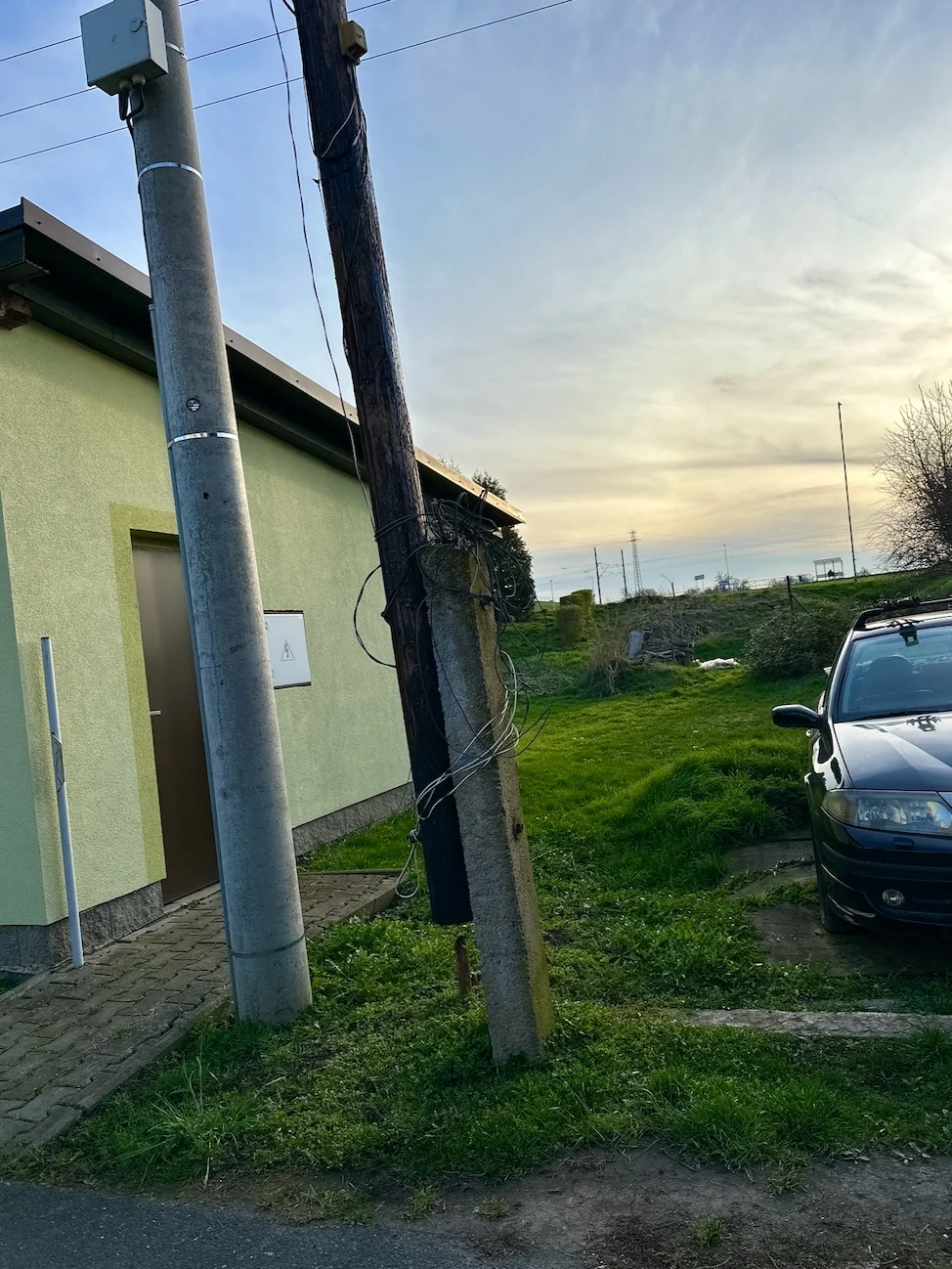 Telefonní sloup ve špatném stavu před jeho výměnou
